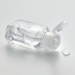 Handreinigingsgel in PET-fles met afsluitbare dop. Inhoud 30 ml.